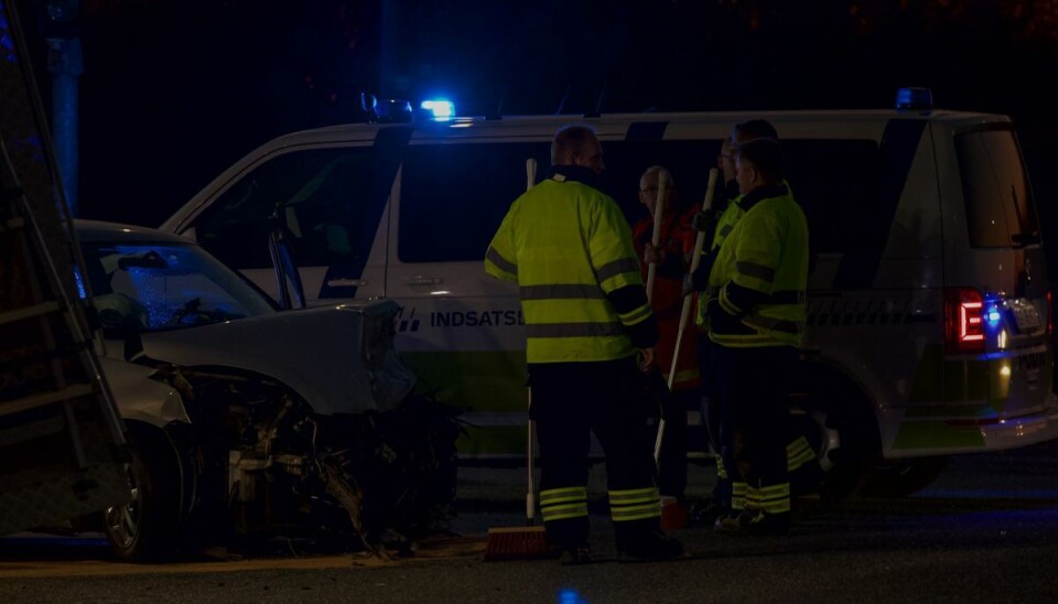 To biler stødte sammen i et kryds. To biler stødte sammen i et kryds.