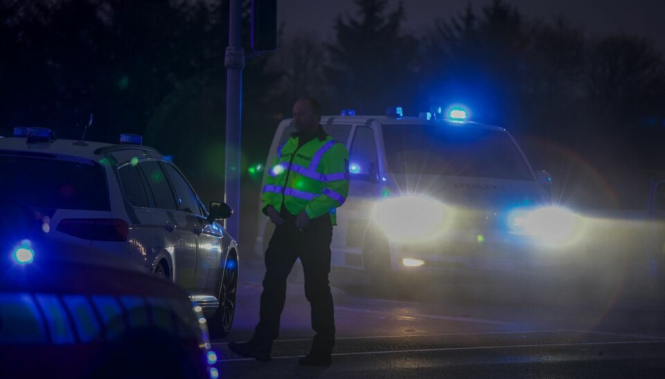 En kvindelig bilist overholdt ikke sin vigepligt. En kvindelig bilist overholdt ikke sin vigepligt.