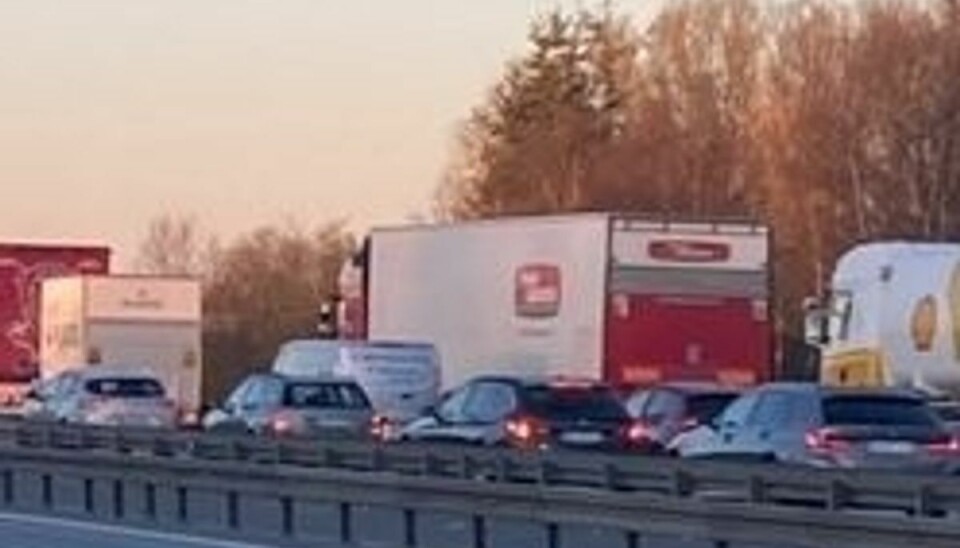 Kun et spor er farbart på motorvejen. (Arkivfoto). Kun et spor er farbart på motorvejen. (Arkivfoto).