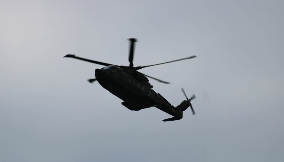 En helikopter og flere både leder efter lystfiskeren. En helikopter og flere både leder efter lystfiskeren.