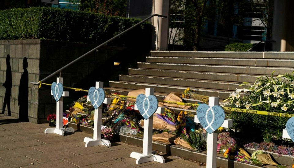 Udenfor bankbygningen i den amerikanske by Louisville i delstaten Kentucky er der efterladt blomster til minde om de fem personer, gerningsmanden skød og dræbte mandag.