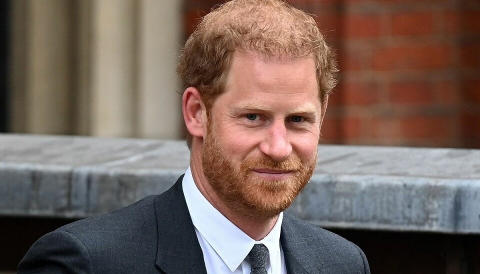 Personalet ved det britiske hof joker angiveligt med, at prins Harry er taget som gidsel af Meghan, og at han har udviklet 'Stockholmsyndrom'. Personalet ved det britiske hof joker angiveligt med, at prins Harry er taget som gidsel af Meghan, og at han har udviklet 'Stockholmsyndrom'.