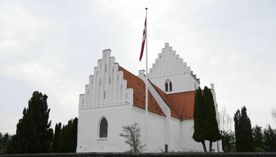 Flaget blev spontant hejst foran Kirkerup kirke i Kirkerup nær Slagelse, da nyheden nåede frem om, at den 13-årige Filippa var fundet i live.