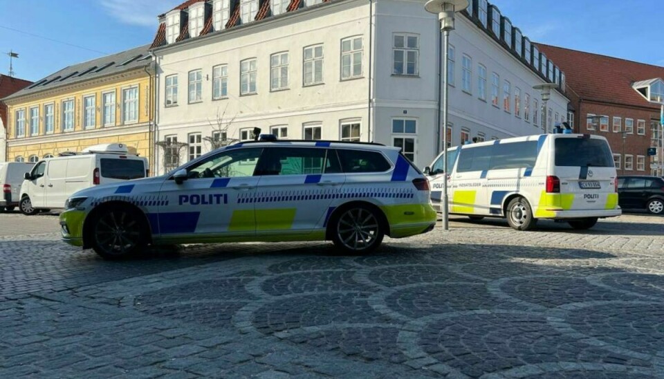Politiet afspærrede et område omkring Havnegade i Frederikssund under efterforskningen af den livstruende vold.