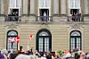 Hele kongefamilien var samlet på balkonen på Amalienborg søndag, hvor de vinkede til fremmødte mennesker.