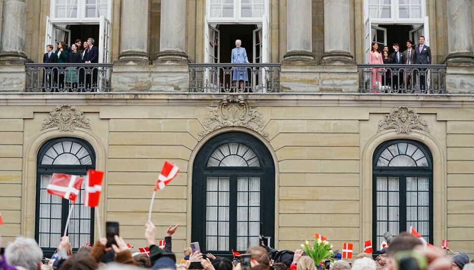 Hele kongefamilien var samlet på balkonen på Amalienborg søndag, hvor de vinkede til fremmødte mennesker.