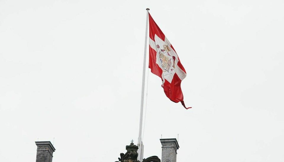 Flaget var hejst på Amalienborg Slot i København i anledningen af dronningens fødselsdag.