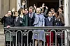 Kronprins Frederik og prins Joachim kom sammen med deres familier og dronning Margrethe frem på den midterste balkon på Christian IX's Palæ. Det er ifølge medier første gang, at kongefamilien viser sig sammen offentligt, efter at prins Joachims børn sidste år fik frataget deres titler som prinser og prinsesse.