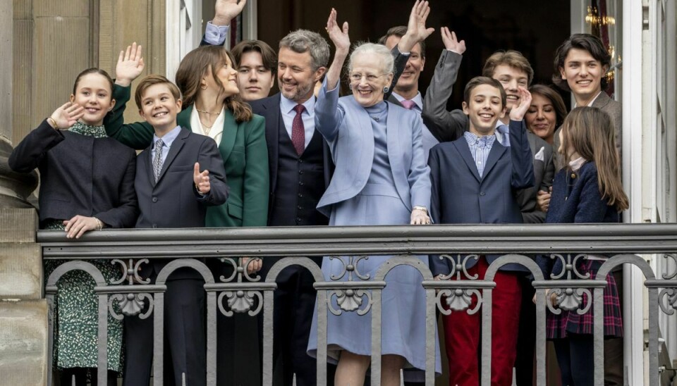 Kronprins Frederik og prins Joachim kom sammen med deres familier og dronning Margrethe frem på den midterste balkon på Christian IX's Palæ. Det er ifølge medier første gang, at kongefamilien viser sig sammen offentligt, efter at prins Joachims børn sidste år fik frataget deres titler som prinser og prinsesse.
