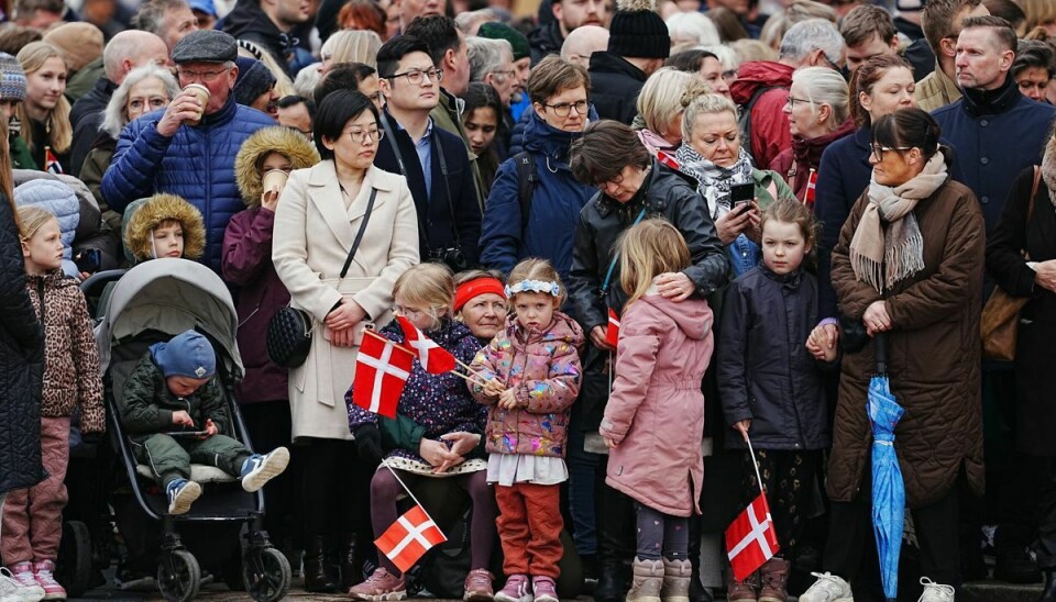 Amalienborg Slotsplads var søndag middag godt fyldt op af mennesker, som ville se dronning Margrethe på hendes 83-års fødselsdag.