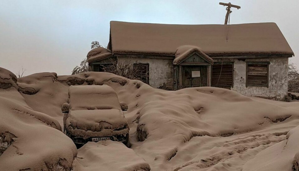 Et hus og en bil er dækket i vulkansk støv, efter vulkanen Sjivelutj brød ud i Kamchatka-regionen.