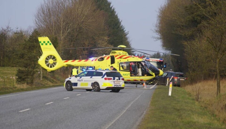 Akutlægehelikopteren blev tilkaldt og fløj den alvorligt kvæstede kvinde til Skejby Sygehus.