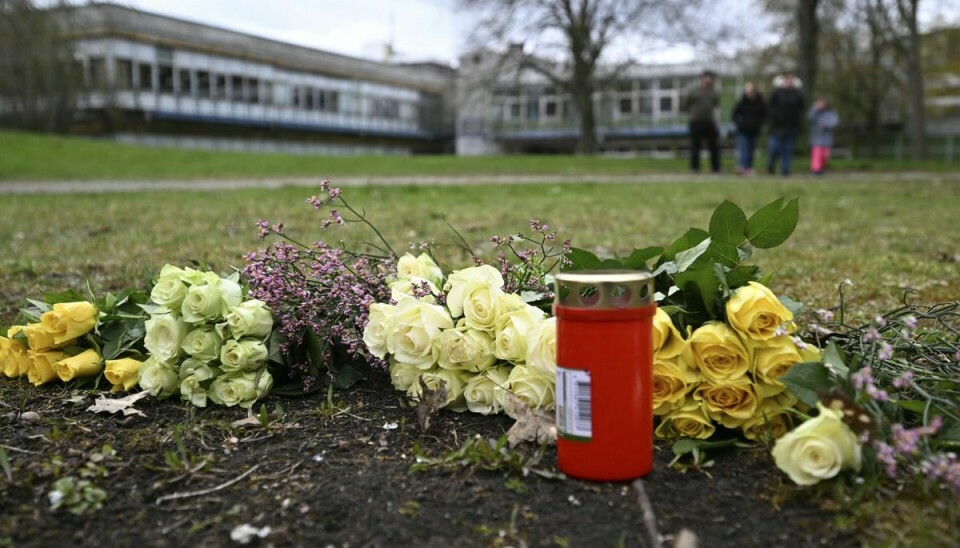 Blomster og lys på det sted, hvor liget af den syvårige knivdræbte pige blev fundet.