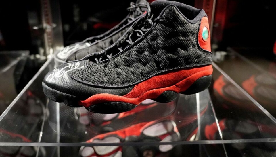 Skoene endte med at blive solgt for 15 millioner, og var dem Michael Jordan havde på, da han vandt sin sjette NBA-titel Skoene endte med at blive solgt for 15 millioner, og var dem Michael Jordan havde på, da han vandt sin sjette NBA-titel