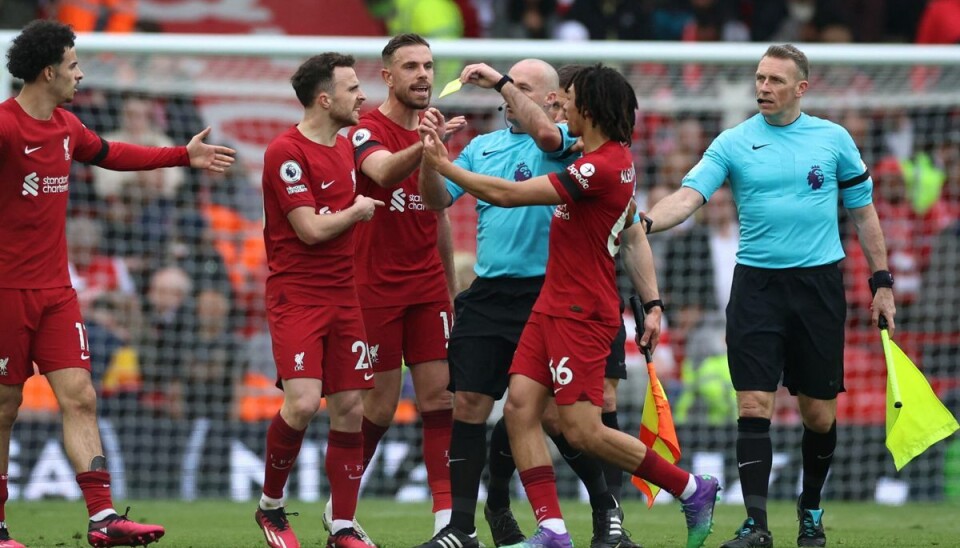 Andrew Robertson brokker sig efter at have fået gult kort for sin reaktion på albuen fra Constantine Hatzidakis. Andrew Robertson brokker sig efter at have fået gult kort for sin reaktion på albuen fra Constantine Hatzidakis.
