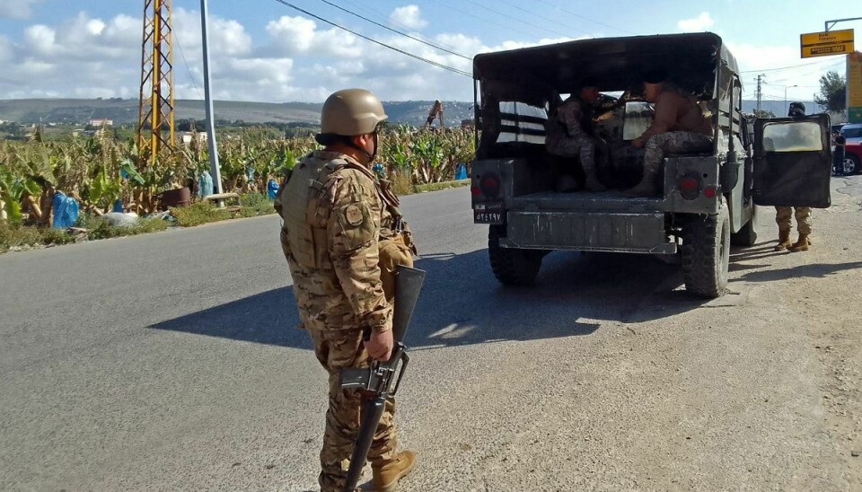Libanesiske soldater patruljerer i den sydlige by Qlaile, der grænser op til Israel den 6. april 2023.