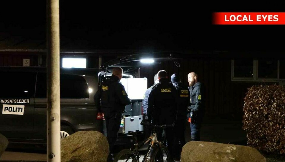 Anmeldelsen kom til Københavns Politi klokken 00.16 natten til torsdag. Da betjentene ankom kunne de konstatere, at der ganske rigtig lå en død person i vandet.
