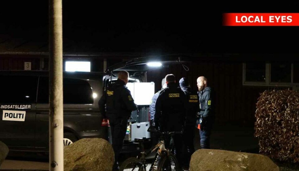 Anmeldelsen kom til Københavns Politi klokken 00.16 natten til torsdag. Da betjentene ankom kunne de konstatere, at der ganske rigtig lå en død person i vandet. Anmeldelsen kom til Københavns Politi klokken 00.16 natten til torsdag. Da betjentene ankom kunne de konstatere, at der ganske rigtig lå en død person i vandet.
