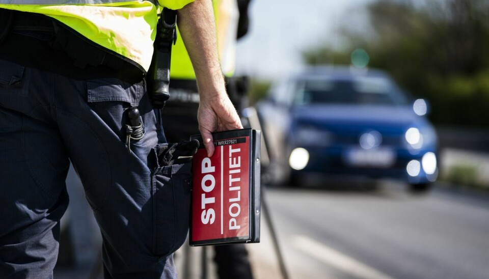 En politimand målte formodet vanvidsbilist ud gennem politibilens forrude. Men det burde være sket gennem åbent vindue, og derfor går manden fri. (Arkivfoto).