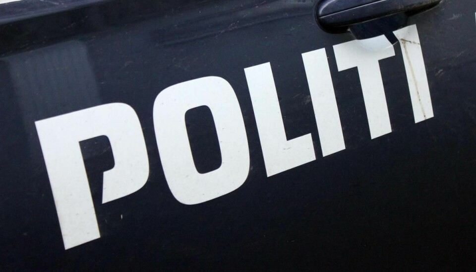 Flere gange måtte tyvene opgive deres forsøg på at stjæle bilhjul. Flere gange måtte tyvene opgive deres forsøg på at stjæle bilhjul.