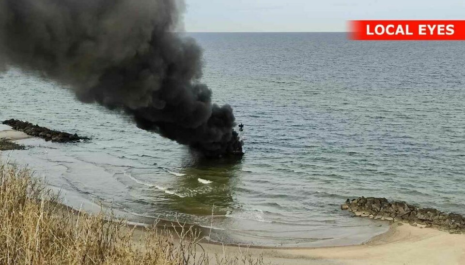En person måtte flygte fra den brændende båd.