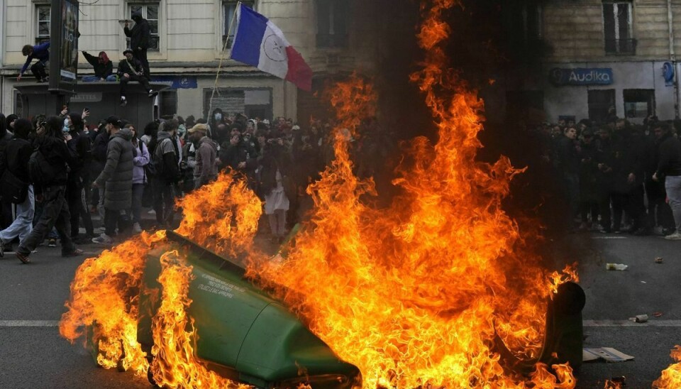 Den franske indenrigsminister Gerard Damanin fortæller ifølge dpa til det franske medie Journal du Dimanche, at der har været over 2500 brandstiftelser som følge af demonstrationerne. (Arkivfoto).