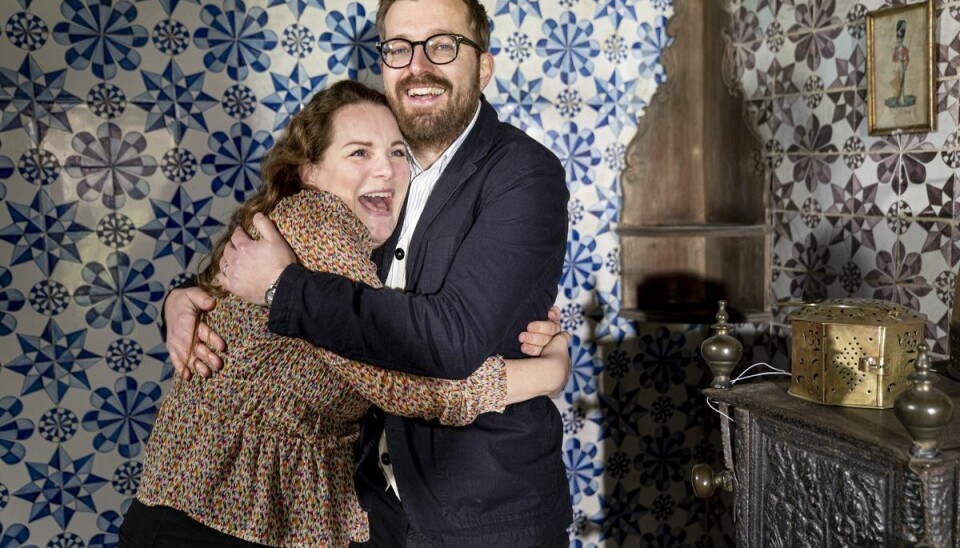 Satiriker og skuespiller Rasmus Bruun spiller troldejægeren Cornelius i DR's nye program 'Troldehjertets hemmelighed'. - Jeg blev svineglad, da jeg fandt ud af, at det var Rasmus, der skulle spille skurk. Det var virkelig et godt valg, siger Lise Baastrup, der vender tilbage i rollen som oldfruen Miriam. Satiriker og skuespiller Rasmus Bruun spiller troldejægeren Cornelius i DR's nye program 'Troldehjertets hemmelighed'. - Jeg blev svineglad, da jeg fandt ud af, at det var Rasmus, der skulle spille skurk. Det var virkelig et godt valg, siger Lise Baastrup, der vender tilbage i rollen som oldfruen Miriam.