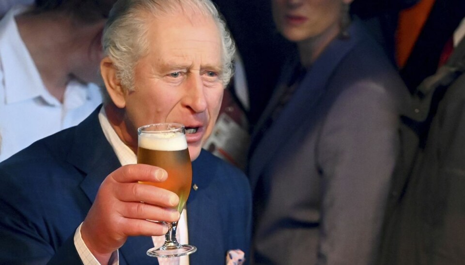 Bunde eller resten i håret. Kong Charles besøger den britiske ambassade i Hamburg under sit og Camillas officielle besøg i Tyskland. Bunde eller resten i håret. Kong Charles besøger den britiske ambassade i Hamburg under sit og Camillas officielle besøg i Tyskland.