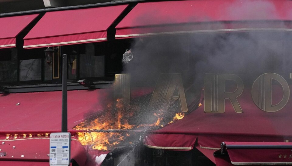 Markisen på restaurant La Rotonde i Paris stod i flammer under torsdagens demonstration i Paris. Endnu en gang ventes hundredtusinder af franskmænd at gå ud i gaderne over store dele af Frankrig for at vise deres modstand mod Macrons pensionsreform. Markisen på restaurant La Rotonde i Paris stod i flammer under torsdagens demonstration i Paris. Endnu en gang ventes hundredtusinder af franskmænd at gå ud i gaderne over store dele af Frankrig for at vise deres modstand mod Macrons pensionsreform.