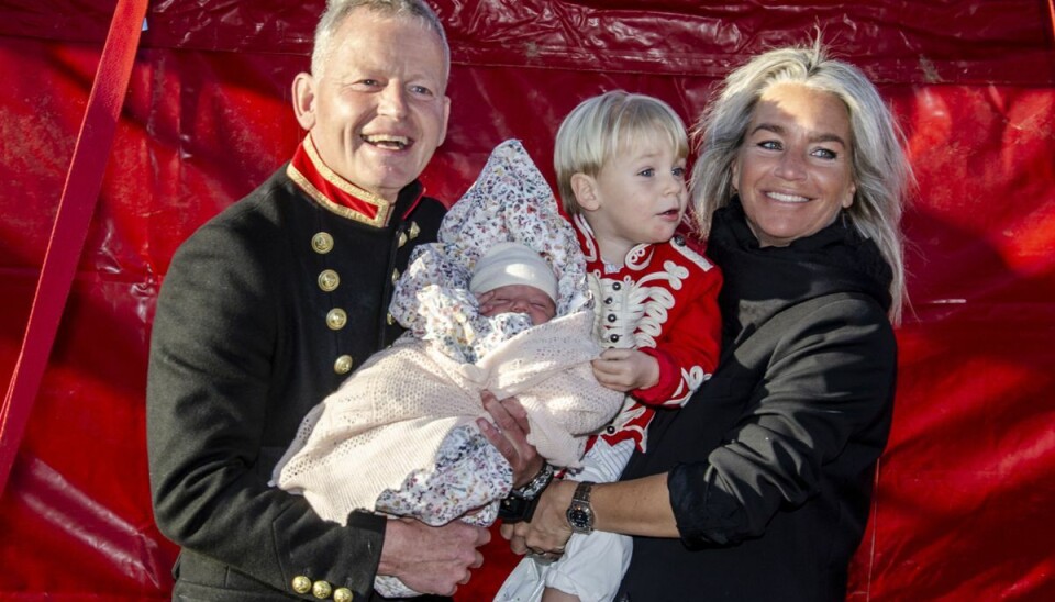 Bubber og Signe Rossing med deres fælles barn Alfred, tre, i fin cirkusuniform og den få uger gamle datter på armen. Bubber og Signe Rossing med deres fælles barn Alfred, tre, i fin cirkusuniform og den få uger gamle datter på armen.