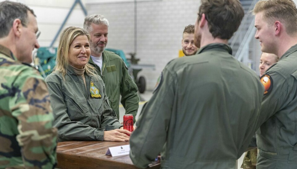 Maxima får en briefing inden dagens mission. Maxima får en briefing inden dagens mission.