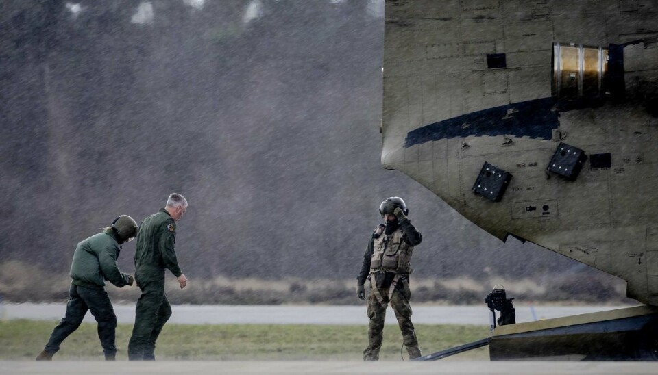 Maxima går ombord på Chinook Tranport-helikopteren. Maxima går ombord på Chinook Tranport-helikopteren.