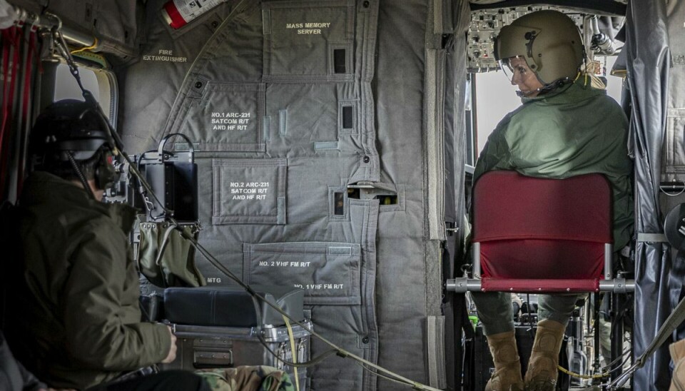 Dronning Maxima i fuld uniform ombord på helikopteren. Dronning Maxima i fuld uniform ombord på helikopteren.