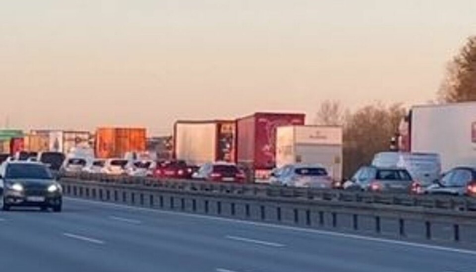 Nu er der spærret på motorvejen. Nu er der spærret på motorvejen.