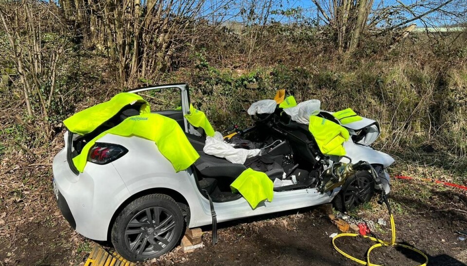 Døre og taget på bilen blev skrællet af, så den svært kvæstede mand kunne frigøres. Døre og taget på bilen blev skrællet af, så den svært kvæstede mand kunne frigøres.