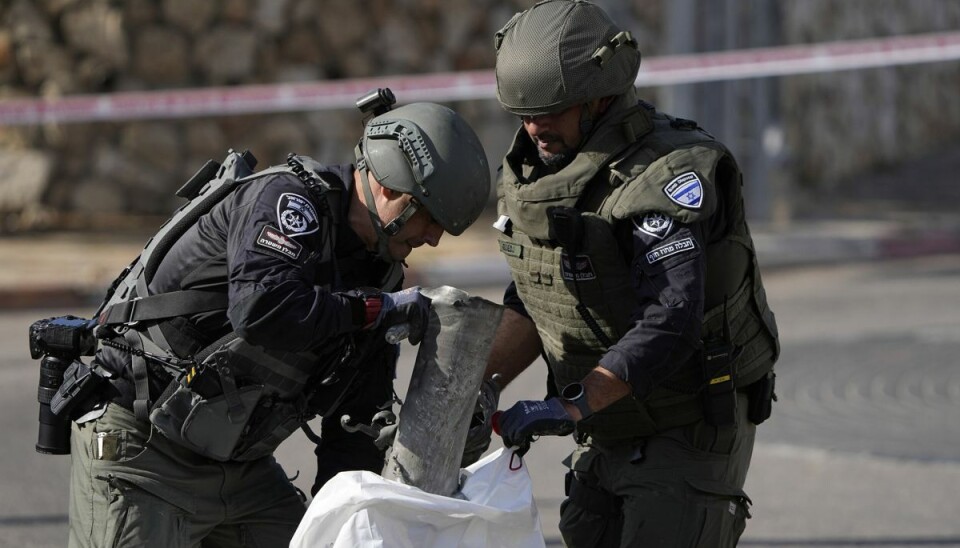 Israelsk politi i byen Shlomi fjerner stykker af den raket, der blev skudt ned over det nordlige Israel, efter at den torsdag blev affyret fra Libanon. Israelsk politi i byen Shlomi fjerner stykker af den raket, der blev skudt ned over det nordlige Israel, efter at den torsdag blev affyret fra Libanon.