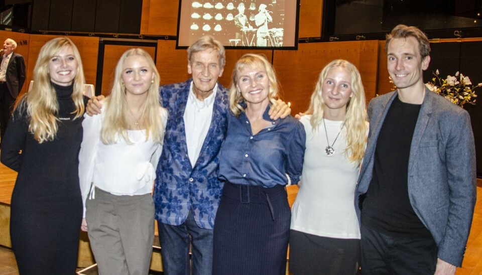 Jørgen de Mylius, 77, og fruen Inger omgivet af deres fælles børn, Claudia, 29, Rose, 22, Camill, 17 samt Oliver, 37 fra hans tidligere forhold Jørgen de Mylius, 77, og fruen Inger omgivet af deres fælles børn, Claudia, 29, Rose, 22, Camill, 17 samt Oliver, 37 fra hans tidligere forhold