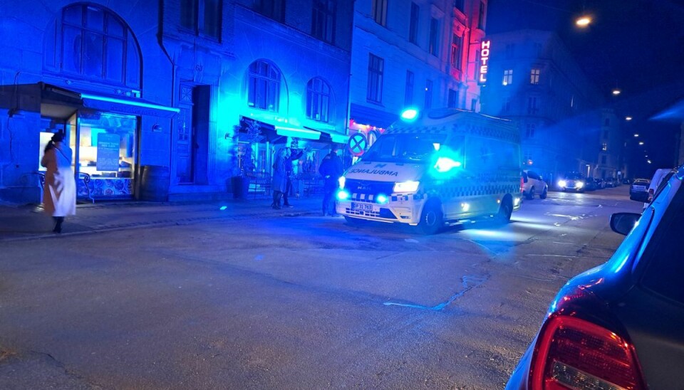 En kvinde faldt i aftes ned i en kloak ved Vendersgade i København.
