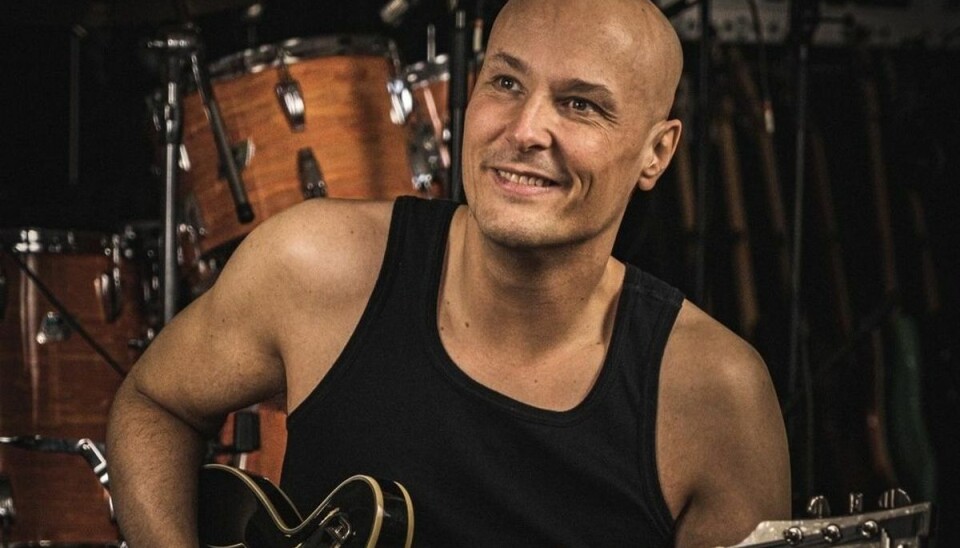 - Pludselig begyndte sangene bare at vælte ud af mig. Der var så meget, som jeg åbenbart skulle af med, fortæller Jacob Elbæk Jensen, der hører til i eliten af rock-guitarister i Danmark. - Pludselig begyndte sangene bare at vælte ud af mig. Der var så meget, som jeg åbenbart skulle af med, fortæller Jacob Elbæk Jensen, der hører til i eliten af rock-guitarister i Danmark.