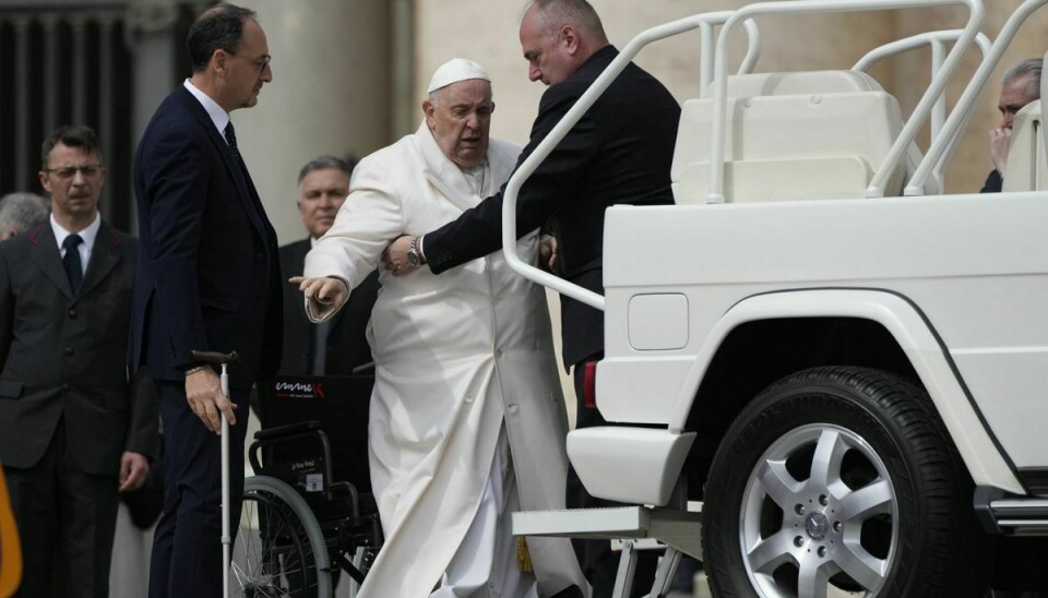 Pave Frans skulle have hjælp til at komme ombord på sin bil - populært kaldet 'popemobilen' - tidligere onsdag.