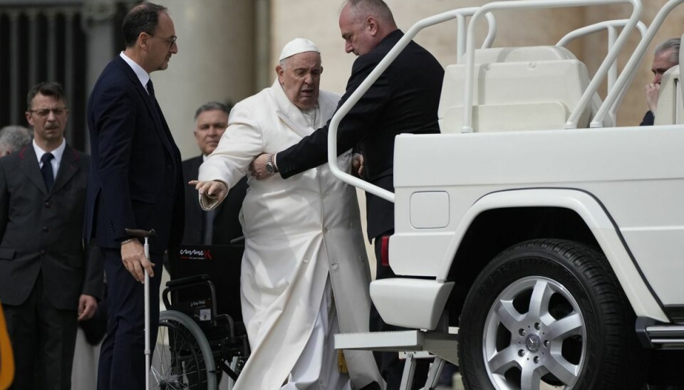 Pave Frans skulle have hjælp til at komme ombord på sin bil - populært kaldet 'popemobilen' - tidligere onsdag. Pave Frans skulle have hjælp til at komme ombord på sin bil - populært kaldet 'popemobilen' - tidligere onsdag.