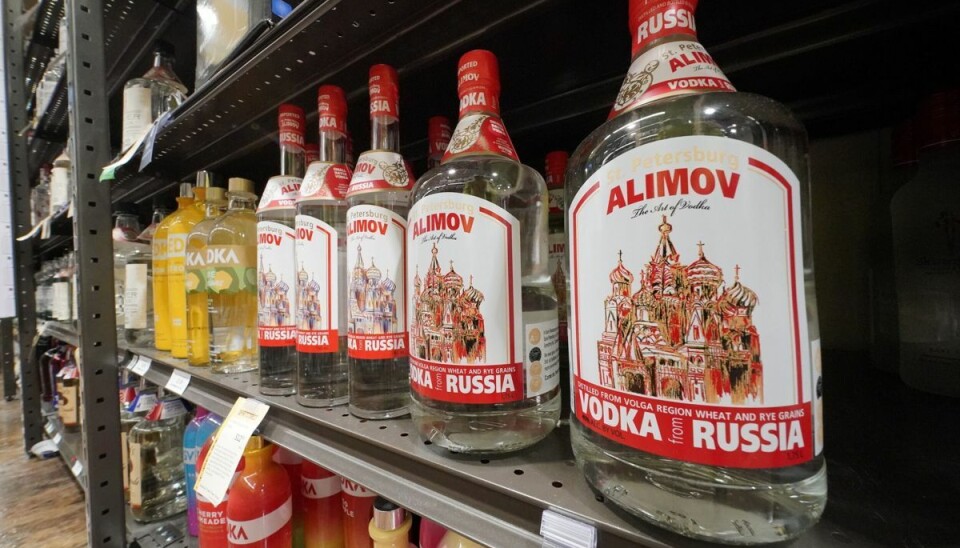 En stor del af dødsfaldene blandt de russiske styrker er ikke direkte relateret til kampe med ukrainerne, men forårsages af alkohol. Vodka får mange til at håndtere våben forkert eller forvolder trafikulykker, hedder det i britisk efterretningsrapport. (Arkivfoto). En stor del af dødsfaldene blandt de russiske styrker er ikke direkte relateret til kampe med ukrainerne, men forårsages af alkohol. Vodka får mange til at håndtere våben forkert eller forvolder trafikulykker, hedder det i britisk efterretningsrapport. (Arkivfoto).