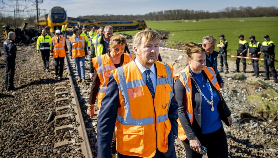 Den hollandske konge Willem-Alexander besøger ulykkesstedet i Voorschoten, Holland, tirsdag den 4. april. Lokoføreren døde ved ulykken. Den hollandske konge Willem-Alexander besøger ulykkesstedet i Voorschoten, Holland, tirsdag den 4. april. Lokoføreren døde ved ulykken.