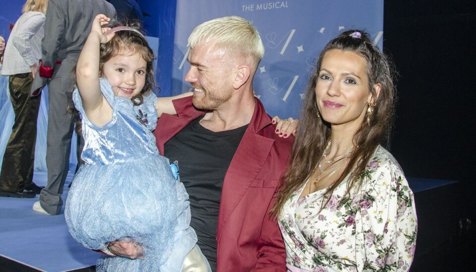 Ankerstjerne til pressemøde med ’Askepot The Musical’ sammen med den fireårige datter Leona og skuespillerhustruen, Lise Kofoed. Ankerstjerne til pressemøde med ’Askepot The Musical’ sammen med den fireårige datter Leona og skuespillerhustruen, Lise Kofoed.