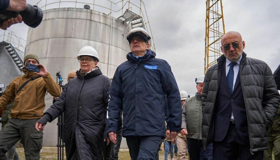 Rafael Grossi, der er chef for IAEA, og som ses her i midten af gruppen, er onsdag på besøg på Zaporizjzja-værket.
