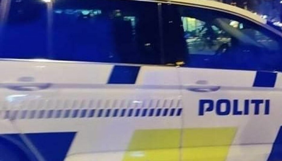 En ung mand forsøgte at flygte fra politiet - men efter få meter sad han fast. (Arkivfoto). En ung mand forsøgte at flygte fra politiet - men efter få meter sad han fast. (Arkivfoto).
