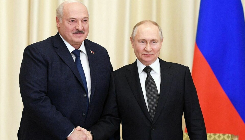 Ruslands præsident Vladimir Putin (th), giver her hånd til Belarus' præsident, Alexander Lukashenko. (Arkivfoto).