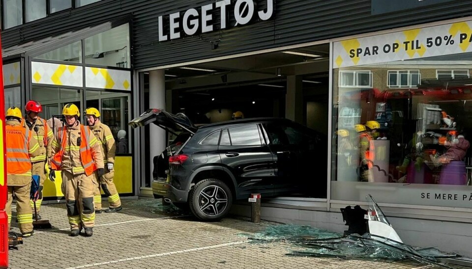Det var denne bil, der lørdag ved middagstid hamrede igennem facade-ruden til en butik på Gammel Købe Landevej i Valby.