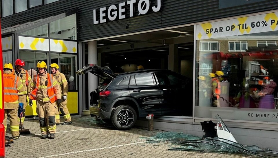 Det var denne bil, der lørdag ved middagstid hamrede igennem facade-ruden til en butik på Gammel Købe Landevej i Valby. Det var denne bil, der lørdag ved middagstid hamrede igennem facade-ruden til en butik på Gammel Købe Landevej i Valby.