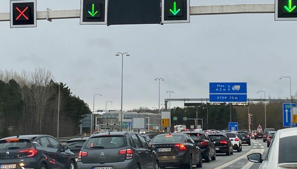Der er lang kø på motorvejen ved Limfjordstunnelen. Der er lang kø på motorvejen ved Limfjordstunnelen.